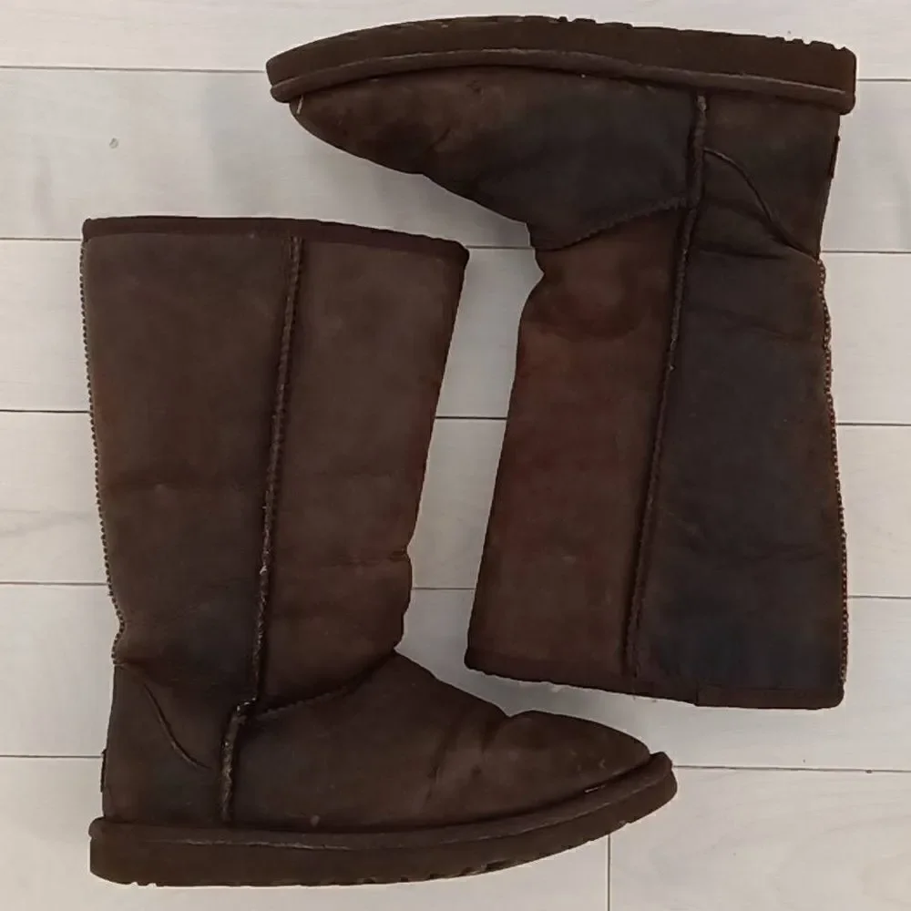 UGG Australia Women's Brown Suede Round Toe Pull-On Classic Short Boot Size 6